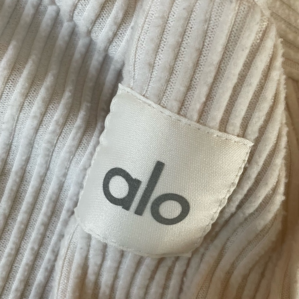 Alo Yoga - Ivory cropped sweater - Size XS